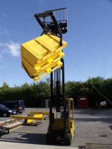 卡板箱測(cè)試：摔，壓，扎，翻轉(zhuǎn)！